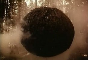 Фильм очень атмосферный. В детстве когда-то посмотрела его по тв, была очень впечатлена и потом чтобы пересмотреть искала название по описанию шара в лесу, который врезался в память больше остального))