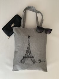 Не хочу Вас разочаровывать, но самые прочные из этих сумок делались из синтетических тканей, т.е., по сути, они - тоже пластик.

Из натуральных делались модные когда-то холщовые сумки. Но у них ручки часто отрывались, если их по назначению использовали, а не для понтов.