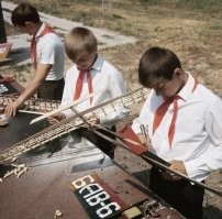 А лучше буду "одинаковым" пионером, у которого не выбора между наркоманией и творчеством. 
Чем "свободным" пи...сом, со свободой выбора в жо...пу или в рот.

Человек с большой буквы славен делами, а не обёрткой для жопы, но чтобы это понять, нужно иметь не веревочку в голове, которая держит уши, а мозг, который "тоталитарно" развивают с детства.