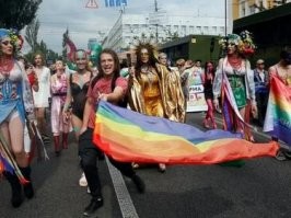 А лучше буду "одинаковым" пионером, у которого не выбора между наркоманией и творчеством. 
Чем "свободным" пи...сом, со свободой выбора в жо...пу или в рот.

Человек с большой буквы славен делами, а не обёрткой для жопы, но чтобы это понять, нужно иметь не веревочку в голове, которая держит уши, а мозг, который "тоталитарно" развивают с детства.