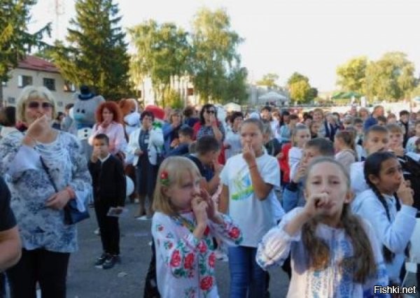 Уволить всех белых нахрен и позвать скакуасов со свистульками.
У них и докУмент есть.