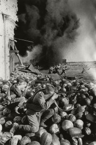Даже если это и Сталинград, то никак не 1942 год. На бойцах форма и погоны которые введены будут только в 1943 году.