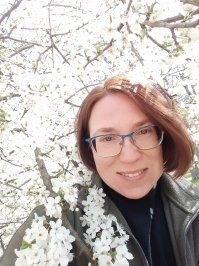 Ну как не похвастаться... Светочка... 47 годиков, почти уже 48. Не актрисулька... Макияжа на фото нет. Это вообще после субботника на работе.))) Но согласитесь, выгляжу помоложе этих дам. Хотя конечно актрисам приходится портить кожу гримом, это никому на пользу не идёт. Но вот результат налицо, как говорится, и на фото.