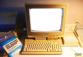 Согласен. В 90-м лично видел ПЭВМ Оливетти со встроенным винтом 20 Мб, форм фактор 3,5! Кстати комплектовалась ПЭВМ цветным CGA монитором (не как на фото).