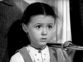 Узнаете?
Алеша Птицин вырабатывает характер.
Иван Васильевич...