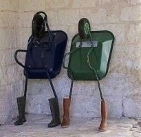 Не те нынче пошли "инженеры"!
Раньше на таких тачках колесо было прямо под ней, а не впереди. Весь вес был на нем, только равновесие держи и толкай, а сейчас где-то треть веса на руки приходится.
Видимо, надо как и при т. Сталине часть инженеров отправлять тачку катать, тогда мозги начнут шевелится.