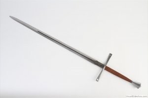 На пояс нужно подвесить полуторный меч, а на парковке оставить коня с копьем.