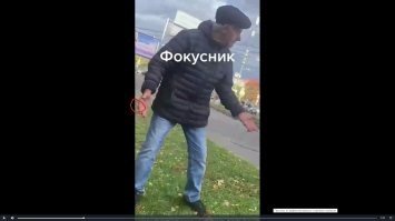 Ловкость рук неплохая ,но на камеру не привык работать, в начале сильно ладонь завернул и пропалил карту зажатую. 14 секунда, видно хорошо, от момента как он ее прячет между пальцами, до этого где она виднеется за ладонью.