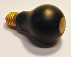 BLACKOUT bulbs - это лампы для использования во время затемнения. Но они давали не "слабый свет", а узконаправленный (внизу было прозрачное пятно). Автор поста ошибся с иллюстрацией.