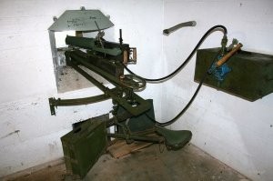 Скажу больше, при должном охлаждении ствол Максима выдерживал 100+ тыс. выстрелов. Любые другие стволы пулеметов не более 15 тыс.  Металлическая лента практически не дает осечек.
Конечно при налаженной рециркуляции воды возможна практически беспрерывная стрельба. Как это делали в ДОТах.
Вот только в современных условиях где позволяет вес, предпочитают ставить крупняк, а в качестве ручного он слишком тяжел.