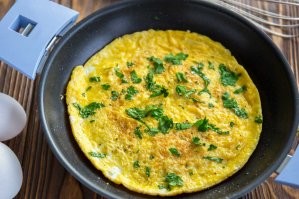 Омлет идеально вписался в сковородку