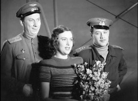 "Небесный тихоход" забыл. Был снят в 1945.