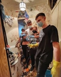 Сегодня в Харькове частично очистили такую же квартиру, это бедные больные люди, им нужна помощь, медицинская и волонтерская, что бы кто-то очищал их квартиры иногда.