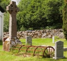 это наоборот
в средние века могилы решетками закрывали от похитителей тел
вот и тут еще один труп прячут от недружелюбных личностей