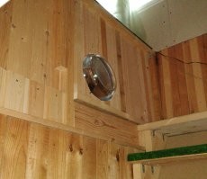 на даче вставил в калитку второго этажа стекло от стиральной машины, чтобы собак наблюдал сверху )