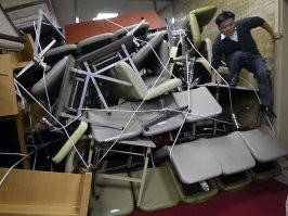 Препод урод однозначно.
1. В коридор не выпустил и дверь закрыл - правильно.
2. Не дал забаррикадировать дверь - сволочь.
В любой современной двери ( а там по любому не 3 мм сталь, а жестянка) выстрелом разломать запирающий элемент  это дело 5-10 сек. И пофиг в какую сторону дверь открывается. Разобрать баррикаду из 20-30 парт, стульев и пары шкафов 1 человеку не реально. Стрелять через нее не эффективно и ему явно не интересно.
     Через хороший завал из мебели хрен бы он что сделал, а толпа студентов за минуту кубов 10 мебели натаскает.
 Детям реально тупо повезло, что тот дебил до них не дошел.