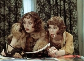 Не знаю, не знаю.
Я не встречал мужиков, которые впадали бы в любовный экстаз от женских татуировок, пирсинга, длинных накладных ногтей, драных джинсов, пухлых губ, огромных сисек и гигантских ягодиц...
Наоборот, думаю, большинство мужчин весьма иронично относятся к такой модифицированной "красоте". А бабы, тем не менее, чуть не поголовно продолжают уродовать свою внешность. Почему? Хрен их знает...
Мне представляется, они руководствуются какими-то своими представлениями о мужских предпочтениях, не имеющими отношения к реальности. Или друг с другом соревнуются, как Эллочка-людоедка с Вандербильдихой.