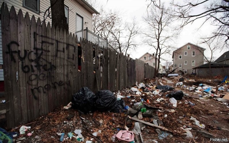 Жопа конечно,  что бараки  что свалка  возле них