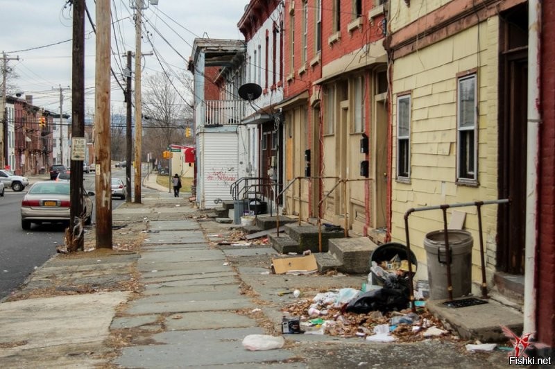 Жопа конечно,  что бараки  что свалка  возле них