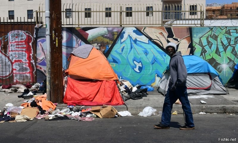 Жопа конечно,  что бараки  что свалка  возле них