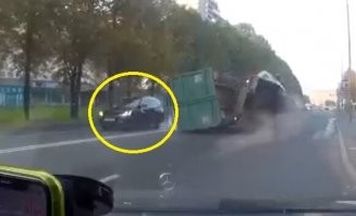 Чуваку надо лотерейный билет купить!