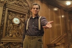 «Титаник».
В конце фильма Роуз вспоминает всех, кого она встречала на борту. Когда доходит очередь до Джека, мы видим, что часы позади него показывают ровно 02:20. Это точное время, когда «Титаник» ушел под воду.