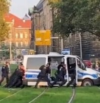 В Дрездене полицейский автомобиль не смог преодолеть трамвайные пути