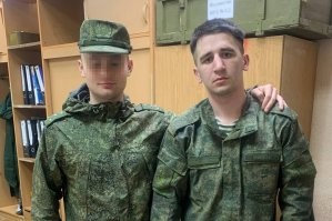 Этого трусливого садиста-овцеба зовут Асхаб Магомедов. Этот недоносок - недобоец ММА. Статистика его спортивных достижений: 2 поражения, 0 побед. 
Взято отсюда:


Рост 182, вес 78. 

Вот фото этого мелкого задрота. Также можно посмотреть его "бои", где его метелят как девочку: