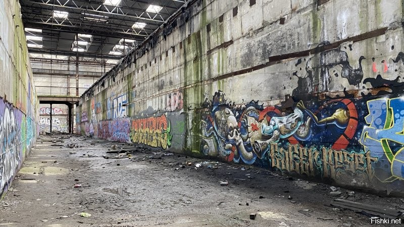 В Питере одно из самых офигенных мест - это заброшенный цех Кировского Завода
Рекомендую