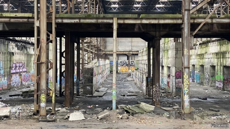 В Питере одно из самых офигенных мест - это заброшенный цех Кировского Завода
Рекомендую