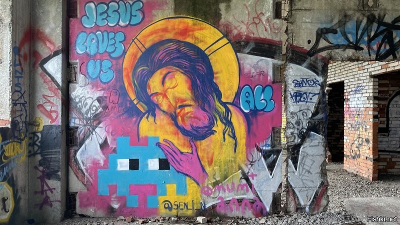 В Питере одно из самых офигенных мест - это заброшенный цех Кировского Завода
Рекомендую