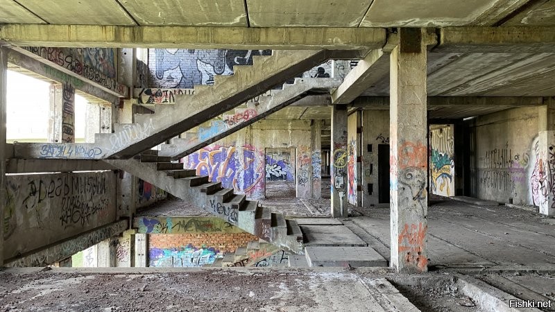 В Питере одно из самых офигенных мест - это заброшенный цех Кировского Завода
Рекомендую