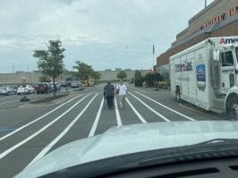 Это не проезжая часть, а паркинг лот в шоппинг центре. 
И при чём тут "горе неудачники"? Это касается большинства фоток в посте. Минус короч.