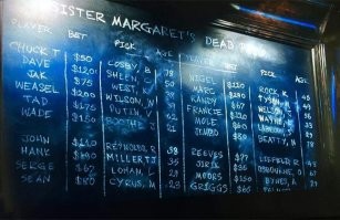 На доске в любимом баре Дэдпула под ставками в «Dead Poll» есть куча занимательных имен: Владимир Путин, Райан Рейнольдс, Ти Джей Миллер, Майли Сайрус, Билл Косби, Чарли Шин.