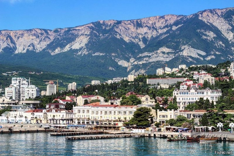 Это не Калининград. Фото сделано в Ялте. ( за спиной у капитана Учан-Су и Ставрик-Айя ).