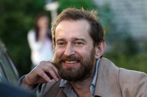 В Собибор сыграл еврея, лишь бы не русского, в адмирале сыграл предателя Колчака. Ну да, деньги решают.