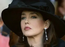 На мой вкус она слащава. Эдакая Мэрилин Монро французского разлива Породистая у них - это Катрин Денёв. Красивая - Изабель Аджани. Но, опять же - на вкус и цвет все фломастеры разные