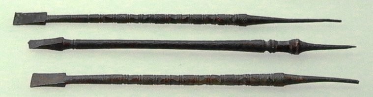 Его не зарезали ножами...
В форум было категорически запрещено проходить с каким либо оружием... даже цезарям!!!
Его закололи  Стилосами...-  эта такие железные или свинцовые карандаши которыми писали в древнем Риме...