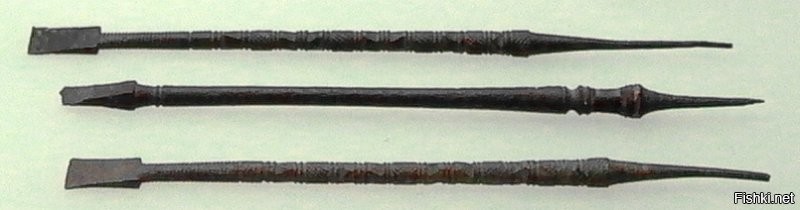 Его не зарезали ножами...
В форум было категорически запрещено проходить с каким либо оружием... даже цезарям!!!
Его закололи  Стилосами...-  эта такие железные или свинцовые карандаши которыми писали в древнем Риме...