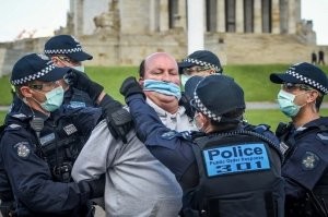 Холодная ярость полиции не остудила накал протестов в Мельбурне