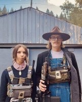 Зачем этой бабе оружие? Я с одной ее рожи обосрался от страха!