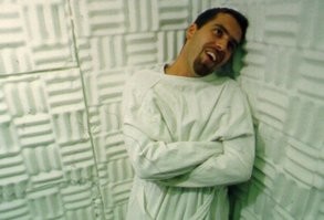 Не поможет. Давно уже отработаны практики и методики, чтоб разобраться - у человека реально фляга свистит и он совершает поступки не совещаясь с мозгом, или он просто урод, который сотворил зло и  хочет смягчить свою наказание прикинувшись валенком.. В  общем недостаточно разыграть амнезию, обкакаться перед врачом и пустить слюну чтоб тебя признали дураком. Так или иначе в ряде тестов, с закамуфлированными повторяющимися вопросами, ты провалишься, а ещё за тобой понаблюдают в стационаре некоторое время, чтоб связать твои поведенческие алгоритмы с клинической картиной предполагаемого заболевания и результатами вашего тестирования.
Надо самому быть психиатром с многолетним стажем и большой практикой, чтоб обмануть другого психиатра, закосив под дебилушку, и не раскрыться на какой-нить мелочи.

А даже если у него реальная амнезия, в связи с ранением.. то это всё равно его не освобождает от ответственности: будет на пожизненном сидеть, вспоминать, что он такого натворил.