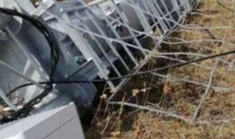 Просто недостроенная "сота". 
ОПСОС арендовал кусок земли у частника для установки БС. 

Соседям бы порадоваться, что связь норманая будет в деревне, но нет...