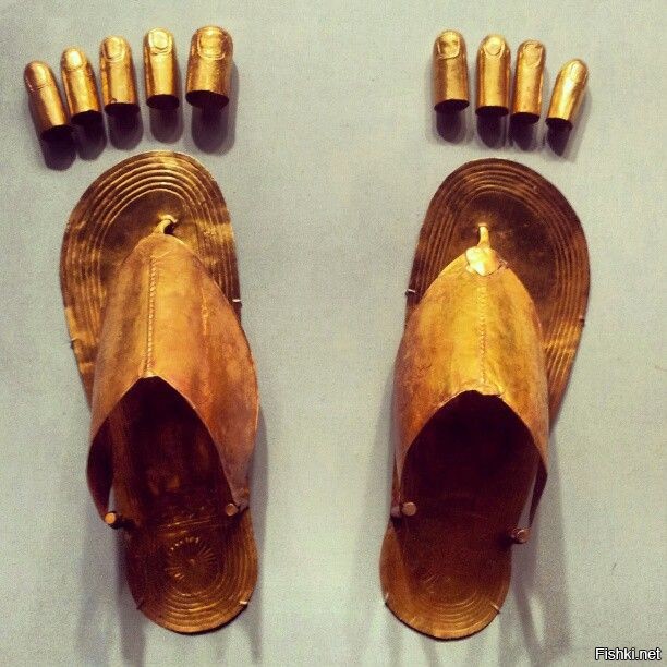 Золотые пальчики. Сандали фараона Тутанхамона. Золотые тапки Тутанхамона. Золотые сандали Тутанхамона. Золотые сандалии Тутанхамона музей.