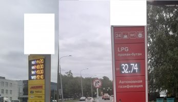 Ну, не вдвое.

Сегодня проходил мимо газовой заправки и вспомнил наш разговор. Буквально в ста метрах от неё - заправка бензиновая. Как раз была возможность сравнить.
Как видим, по 95-му бензину разница в полтора раза, а по более ходовому 92-му и вовсе всего в 1.35 раза.