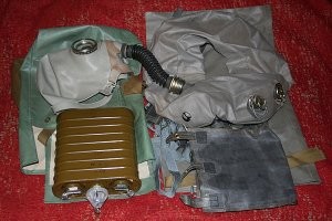 ИП-5 (изолирующий противогаз модель 5)   лёгкий изолирующий противогаз, индивидуальное средство защиты и спасения человека, а также изделие для выполнения лёгких водолазных работ на глубинах до 7 метров.
Принцип действия основан на свойстве супероксида калия и натрия выделять кислород при взаимодействии с углекислым газом.