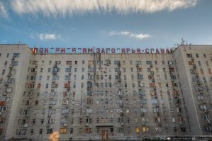 народ, это всё хрень.
Вот зацените, самый большой дом в Воркуте на фотке ниже.
Называли эту хрень "Китайская стена".
Там ОДИН подъезд. Дальше вразные стороны лишь бесконечные коридоры, неработающие лифты и внезапные лестницы в самых неожиданных местах.
Я когда в Воркуте работал в ментуре в 99-00, то по приказу туда на ЛЮБОЙ вызов посылали два-три наряда по три чела в каждом и без стволов не ходить, потому что там нариков было как гороха на поле. 
И хз что они начнут делать внезапно.
Я к тому, что сам факт большого здания ещё не повод для гордости.  :)