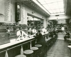 Интересно, а почему прайс-лист по-английски ? Вроде "Касса" по-русски написано. Или этот бар в каком-то отеле, где много иностранцев ?