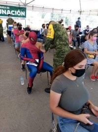 Через минуту увидел человека - паука.