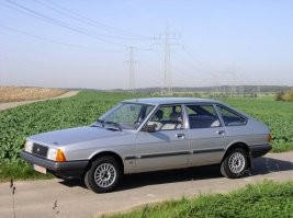 АЗЛК в то время очень плотно сотрудничал с французами, покупал у них движки и естественно, подсматривал идеи дизайна (2141 слизан с Симки)